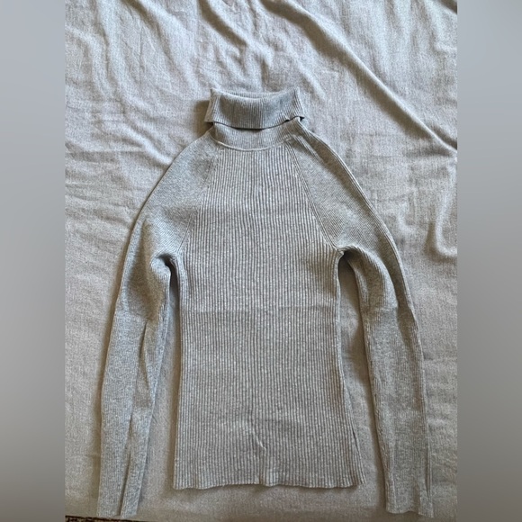 Grey turtleneck from Banana Republic. Size XS - Picture 4 of 6